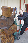 Toppling luggage panics porter